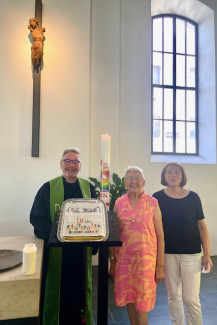 Marianne Brand, Gisela Pöhlmann und Pfarrer Klaus JF Stolz freuten sich nach der Dankandacht in der Erlöserkirche über den Geburtstagskuchen, den Annette Hirche eigens zum 40.jährigen Jubiläum gebacken hatte.